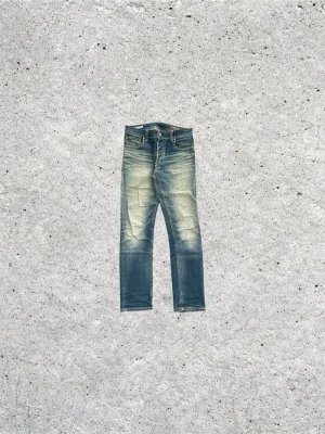 Straight jeans med Fades - 👀Crazy fades 👀: Straight fit jeans : Passar som 30W storleken står ej på jeansen : Skick 7,5/10, har ett hål bak på gumpen och ett på knäet samt små slitningar som ej lagats : Mått, bilder osv skickas privat!