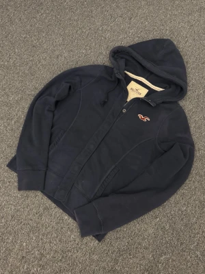 Hollister kofta - En fet hollister kofta i bra skick. Det står att den är l men sitter som xs. Skriv vid funderingar🙏