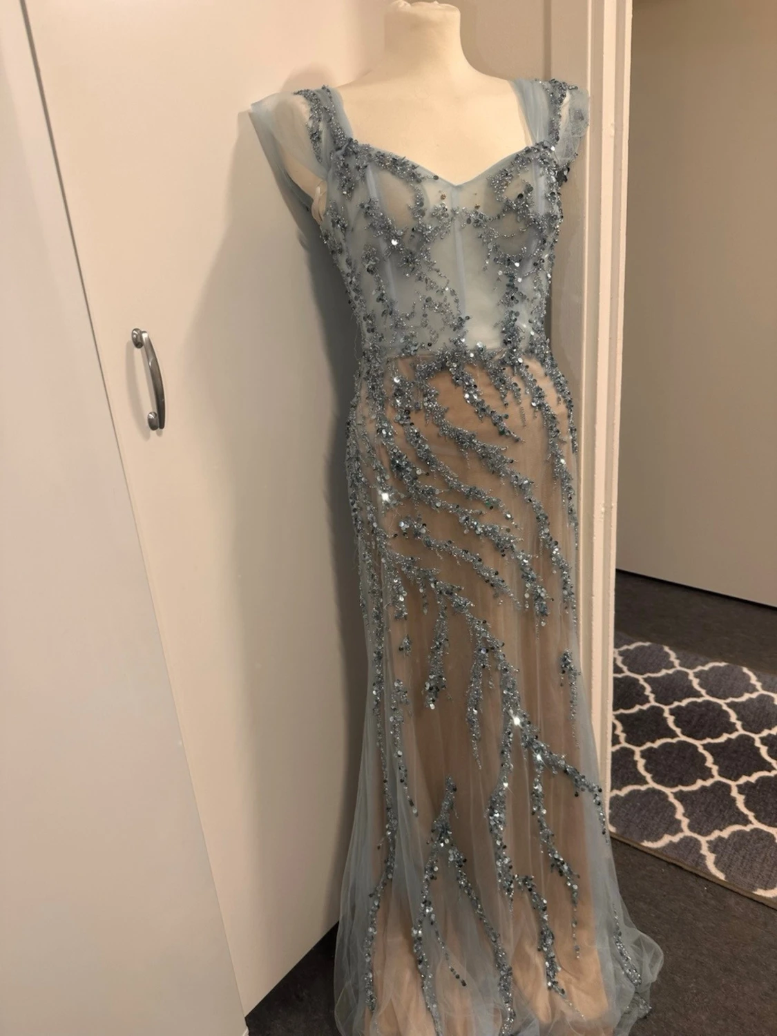 Långklänning med blå paljetter - 2