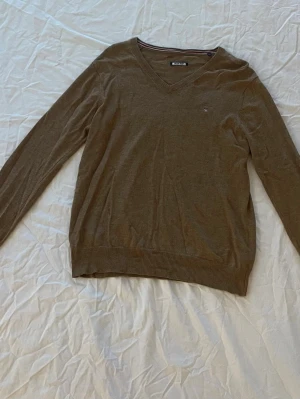 Stickad tröja  - Mörk beige stickad Gant tröja. Storlek S.