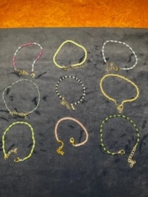 Armband med silver och guld knepen  - Handhorda Armband med stålknäpe i både silver och guld med både knepen och magnet att stänga armbandet 80kr/st 