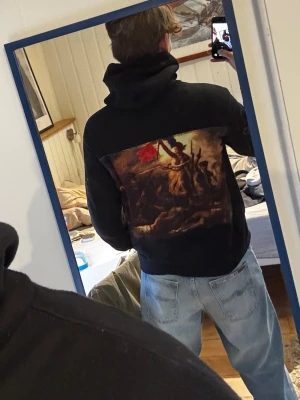 Bastille hoodie - Sjukt snygg bastille hoodie, med riktigt snyggt och lyxigt tryck i mjukt material. Är i perfekt skick och mycket limiterad 
