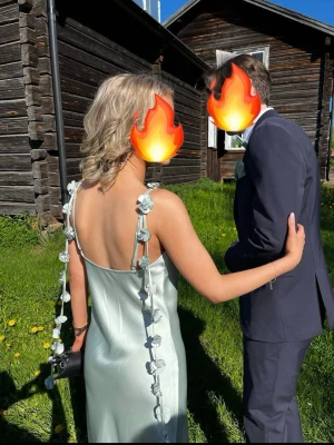 Balklänning - Superfin klänning från Gina tricot som användes en gång till balen. Sista bilden visar den defekt som uppkom innan övriga bilderna togs, med andra ord syns det inte alls mycket i verkligheten och går nog lätt att fixa bort det som sticker ut. Köptes för 800