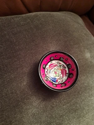 Handmålad liten skål – Färgglad meze-skål / dekorationsskål – "Hand made" - Säljer en jättesöt liten handmålad skål i stark rosa färg med ett vackert blommönster på insidan. Perfekt för flingsalt på bordet, som smyckesfat eller bara som en fin färgklick i hyllan. Märkning: Hand made. Skick: Mycket fint skick, inga nagg. Användningsområde: Dekoration, servering eller förvaring av småsaker.  Skicka gärna meddelande vid övriga frågor. Titta gärna på mina övriga annonser!