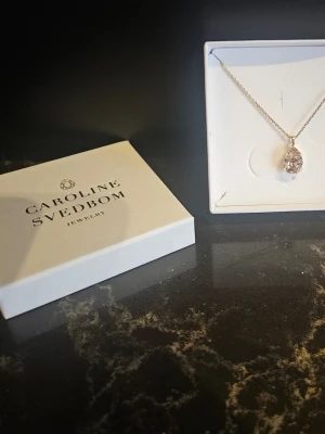Caroline Svedbom Mini Drop Necklace Vintage Rose Gold - 1 st Mini Drop Necklace Vintage Rose Gold från Caroline Svedbom i nyskick Storlek: Droppe 14 x 10 mm, längd 50 cm, inklusive en 5 cm lång förlängningskedja Plätering: 18K Guld   Kommer i originalask