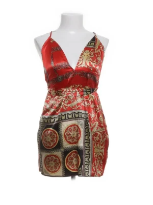 Röd och guld mönstrad kort klänning - Snygg kort klänning från PrettyLittleThing i rött, guld och svart med dekorativt barockinspirerat mönster. Klänningen har djup v-ringning, tunna axelband och är tillverkad i glansigt satintyg. Perfekt för dig som vill sticka ut.