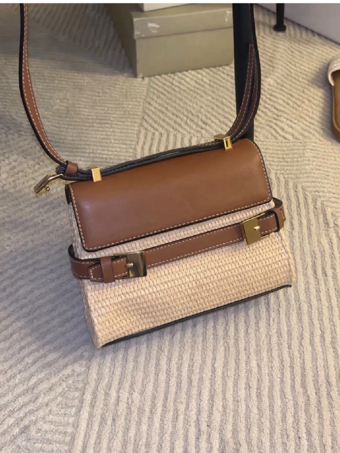 Slutsåld H&M - Brun och beige handväska i läder och strå