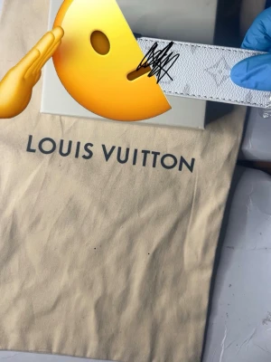 Vit bälte - Helt ny. 110cm. Har du frågor? Fråga gärna!