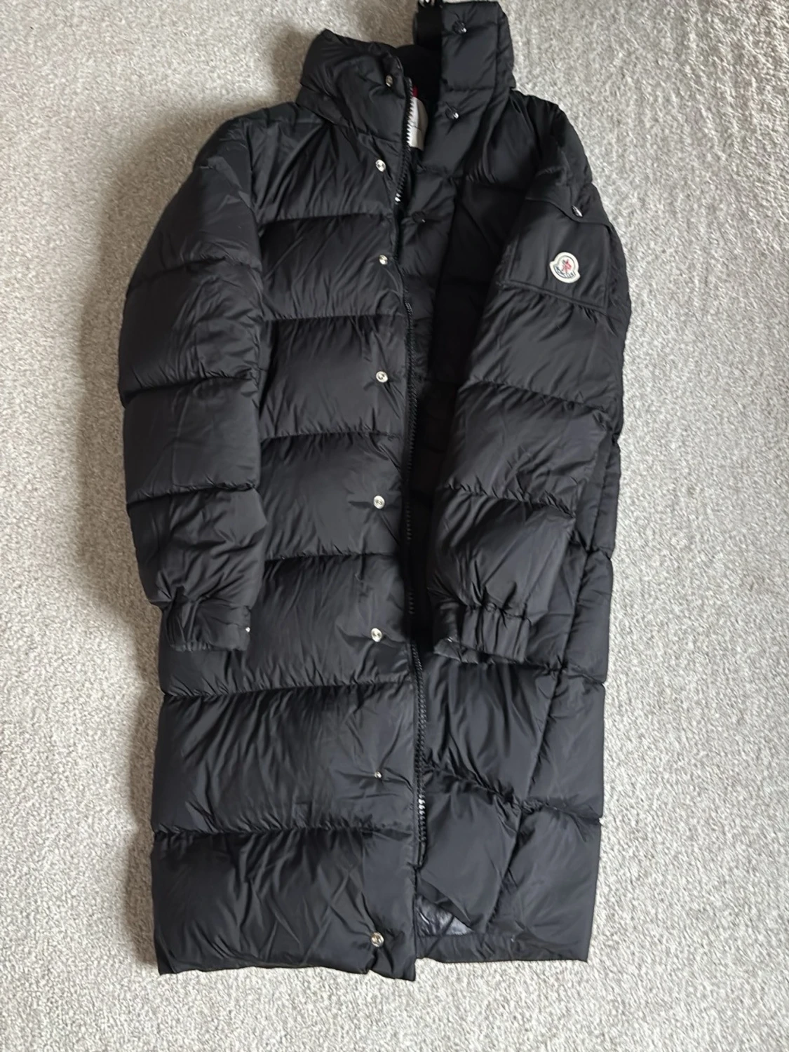 Svart lång dunjacka från Moncler