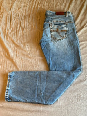 Camp David Jeans - Ljusblå jeans från Camp David med raka/avslappnade ben. Storlek: W38 L36. Måtten är: Midja - 50 cm  Längd - 120 cm Innerbenslängd - 91 cm  Fotöppning - 21 cm  Lår - 34 cm