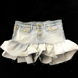 Jeanskjol - Omsydda jeans till jeanskjol. Nypris jeansen:1300 därför priset på kjolen. Storlek S/M men stretchigt material.