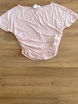 Gina tricot  - En jättefin ljusrosa T-shirt från Gina tricot i storlek xs, säljer denna tröja pga att jag aldrig använder den, pris kan diskuteras💞