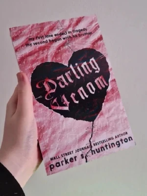 Dark romance bok - Darling Venom: Helt ny och oläst. Nypris 163 kronor ( amazon ). Katt finns i hemmet. Jag har fler böcker till salu