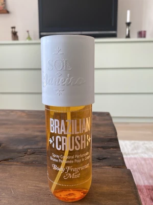 Sol de Janeiro Brazilian Crush body mist - Fräsch body mist från Sol de Janeiro i doften Brazilian Crush. Flaskan är öppnad och lite mist har använts, men det mesta är kvar. Perfekt för dig som vill ha en tropisk och söt doft som håller länge.