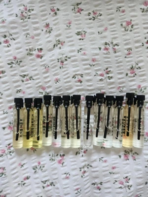 Essnce miniparfymer x13 - 13 st oanvända miniparfymer från Essnce!🌸 Kostar 45 kr/st på hemsidan, säljes för 20 kr st eller 240 kr för alla.   Dofter: Cotton clouds, sassy classy, tres femme, high on chai, freshotic, pink haze, boosy peach, chocolat