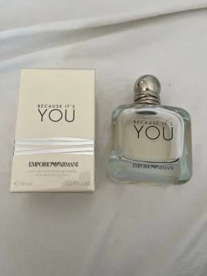 Emporio Armani Because It's You EdP 50ml - 🌸 Emporio Armani – Because It’s You (50 ml) 🌸  Säljer en helt ny och oöppnad parfym från Emporio Armani. Aldrig använd eller testad – perfekt som present eller till dig själv!  ✨ Doft: feminin, söt och elegant ✨ Storlek: 50 ml  Nypris i butik är högre – säljes till bra pris! Skicka meddelande vid intresse 💌                   (Flaskan på bilden är smal doft medan en som ja redan har så ni köper en helt ny inte den som är öppnad på bilden)