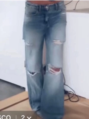 Ljusblå slitna  jeans - Så coola jeans, köpta på vinted men från Zara🥹💕