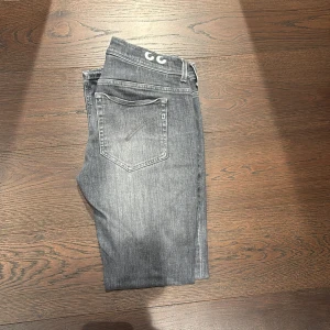 Dondup jeans  - Säljer dessa snygga och trendiga jeansen från dondup. Inget tecken på användning så skicket är 9,5/10. Storlek är 33 men kan passar både upp som ner.