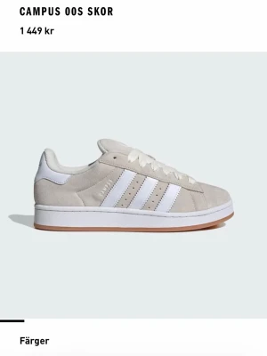 Adidas Campus 00s beige sneakers - Snygga Adidas Campus 00s sneakers i beige mocka med klassiska vita läderdetaljer Låg modell med vit sula och bruna yttersulor. Perfekt för dig som vill ha en stilren och trendig look. Helt nya oanvända.  Orginalkartong och lappar.  Köpta för 1449kr