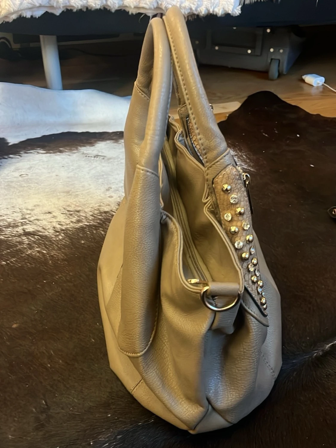 Beige handväska med nitar - 1