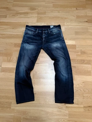 Replay jennon jeans - Sitter riktigt bra och har en fade på bakfickan. Storlek 33w 32L