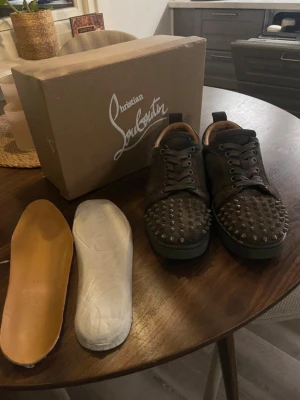 Christian Louboutin skor  - Säljer ett par Christian Louboutin skor storlek 40 passar 41. Säljs utan box, 4 spikar är borta tyvärr och är lite slitna på den klassiska röda sulan men inget som stör jättemycket. 