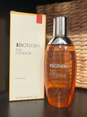 Biotherm Eau d'Énergie EdT 50ml - Fräsch parfym från Biotherm. Endast provsprutad. Köpt för ca ett år sedan. 