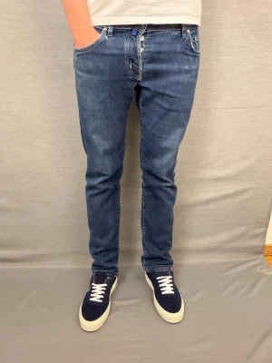 Jacob cohen nick 31 - Säljer dessa sjukt snygga jacob cohen jeans. Modell: nick. Size 31. Modellen är 180cm. Inga hål eller skador på jeansen! Nypris ca 6200kr. Hör av dig vid intresse!  🙂