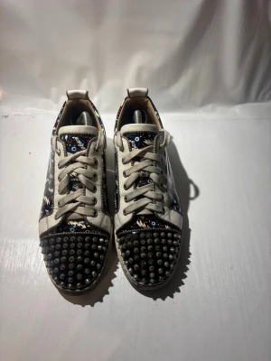 Christian Loubitoun skor  - Hej! Säljer nu mina skor från märket Christian Loubitoun, storlek 42.5 bra skick, allt på bilden ingår. Tveka inte på att höra av dig om du har frågor eller funderingar kring skorna! 