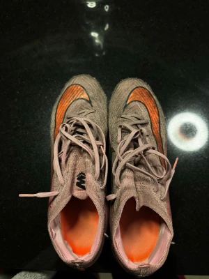 Nike Mercurial rosa och orange fotbollsskor - Säljer ett par Nike Mercurial fotbollsskor. Storlek 44 endp i bra skick smutsiga pga konstgräs och modeln är svårt att göra rent 