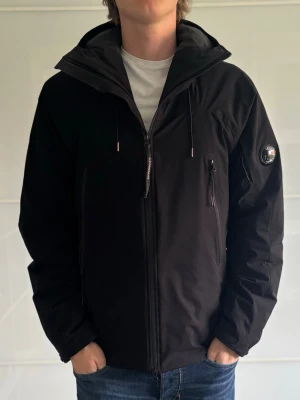 C.P. Company jacka - Den absolut mest praktiska jackan jag nånsin haft, står emot extrem och kall vind, vatten och kyla. Köpte den nedsatt för 4000kr då originalpriset ligger runt 5700kr. Helt äkta och mycket bra skick, har haft den i ett par år nu och är mycket nöjd, lätt dunfodrad vilket gör den relativt tjock men inte som en vinterpuffer