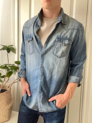 Replay skjorta - Replay skjorta - stor på modellen. Inga defekter! Modellen i bilderna är 180 cm 75 kg och bär Storlek L , Kom med frågor! 🌟 (Kan gå ned i pris vid köp av paket 😉) 