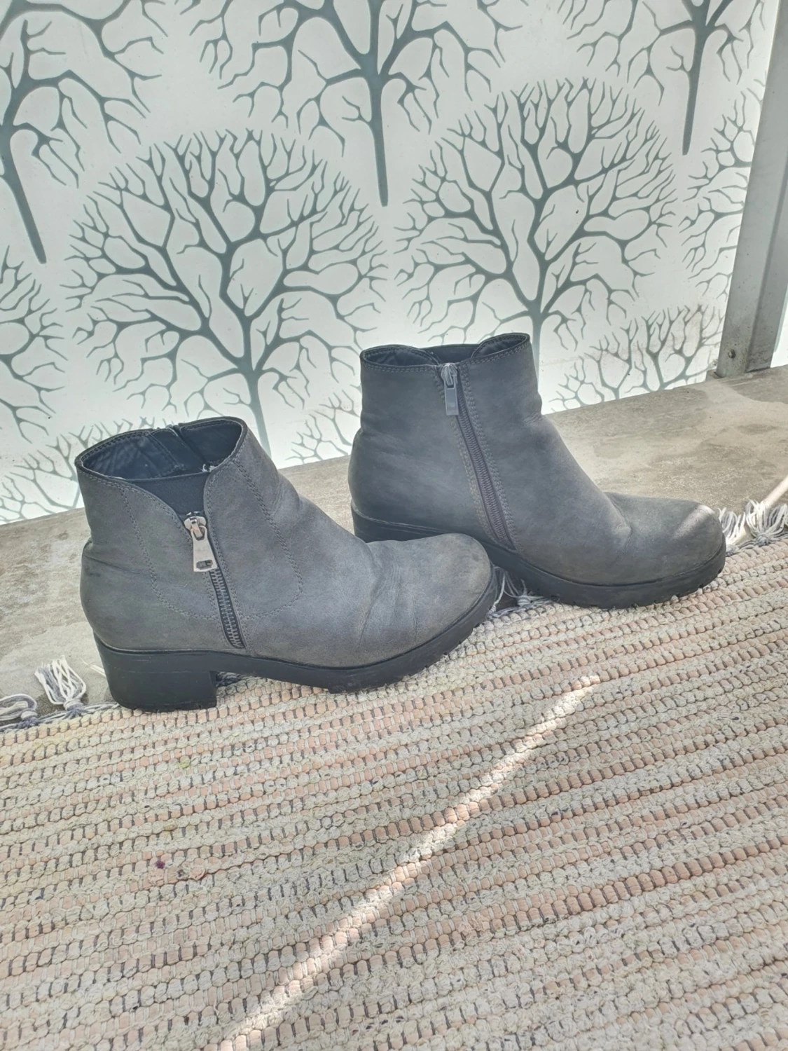 Gråa stövletter med dragkedja - 3