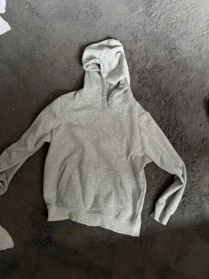 Ljusgrå hoodie från lager 157 - En stilren ljusgrå hoodie med klassisk magficka och huva. Hoodien är mjuk på insidan och har ribbade muddar vid ärmslut och nederkant. Har bara använt den 1 gång❣️🫶🏻