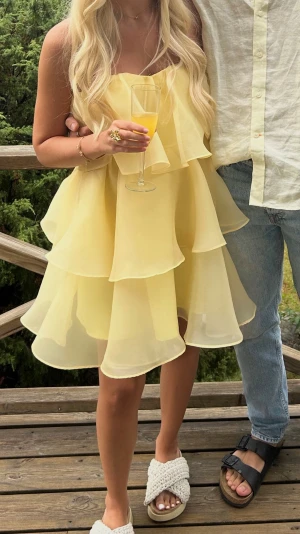 Gul volangklänning - Fin sommarklänning från Billy J💛🌼