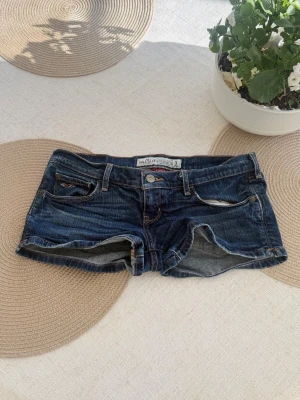 Hollister lågmidjade jeansshorts  - Storlek ”3” ~ XS. Rakt över midjemått: 37cm. Skickas inom 24h. Se liknande plagg i min profil! 