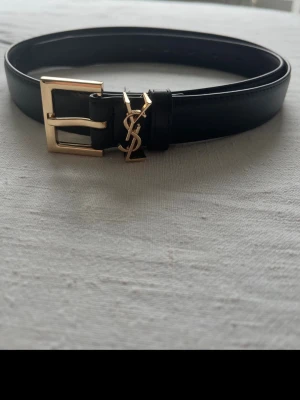 Ysl bälte dam - Säljer nu detta ysl bälte åt min syster då han inte gillade det, helt nytt och oanvänd. Kommer med massa tillbehör! Inga byten:).                 Bältet är ca 105 cm långt, man får med verktyg så man kan göra extra hål vid behov!