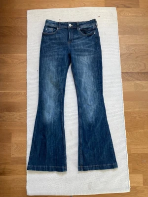 Blå bootcut jeans  - Blåa flare jeans från H&M i storlek 170 i mid waist. Finns en jätte liten fläck som knappt syns (se sista bild). Säljer då de är för små! 