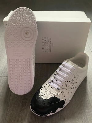 Maison margiela skor - Säljer ett par feta maison margiela skor i storleken 43. Hör gärna av er vid minsta fundering