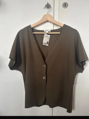Khakifärgad blus från HM (prislapp kvar) - Jättefin khakifärgad blus från HM i storlek M. Lappen finns kvar! 