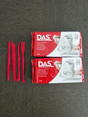 Starterkit Modellera - Innehåller formningsverktyg och 2x 1kg DAS lufttorkande lera. Går att måla med vattenfärg eller akryl. 