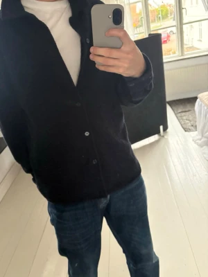 Mörkblå cardigan från  - Säljer en mörkblå cardigan! Size M, pris kan diskuteras 
