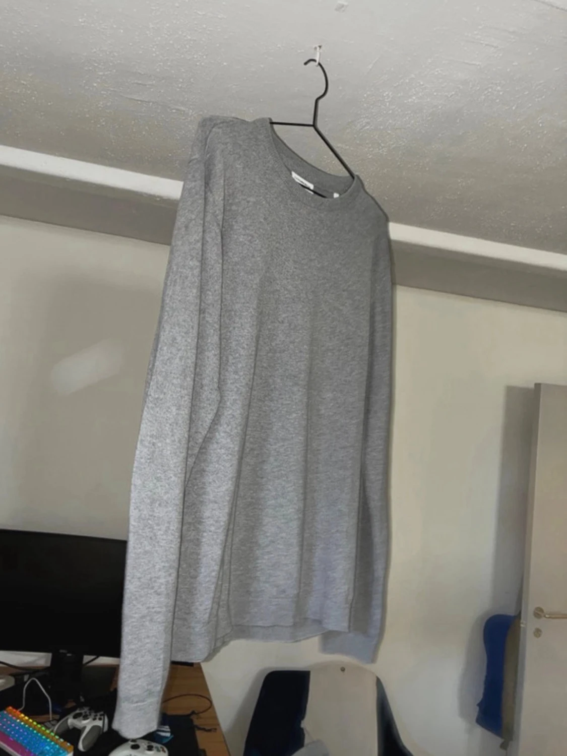Grå basic tröja i storlek L - 4