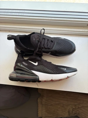 Nike Air Max 270 svarta sneakers - 8/10 skick. Använda men väldigt sparsamt få dom är för stora på mig. Pris kan siskuterad såklart ✍️