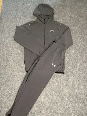 Grå Under Armour set - Helt nya. Storlek M. Full set. Fast pris! 