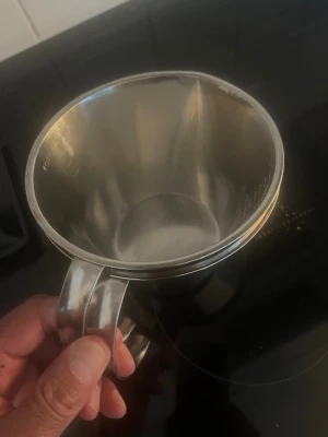 1L Rostfri Mått med Handtag #2 - Säljer en stor tratt i rostfritt stål med praktiskt handtag. Perfekt för att hälla vätskor eller sylt utan spill.  