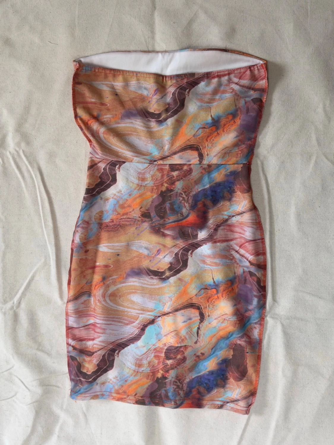 Färgglad tubklänning med mönster - 1