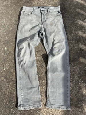 Replay jeans - Säljer dessa feta gråa replay jeans med modellen thad. Är väldigt bra skick men har tyvärr ett märke på vänster ficka. Står ingen waist med sitter som waist 30