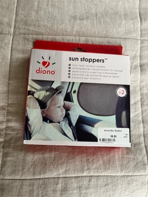 Diono solskydd till bilfönster - Säljer ett 1-pack Diono Sun Stoppers, solskydd till bilfönster. Tillverkade i svart mesh-tyg som blockerar solen och passar de flesta bilfönster (40 cm). Pop-up design som gör dem enkla att fälla ut och ta bort. Perfekt för att skydda mot sol under bilresor. OBS endast 1 i förpackningen.