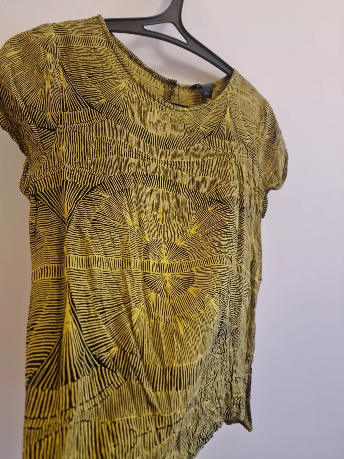 Mönstrad gul och svart blus från Monki - 2